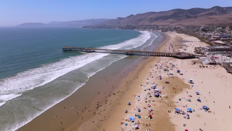 Una-Excelente-Toma-Aérea-De-Turistas-Disfrutando-De-Pismo-Beach,-California.