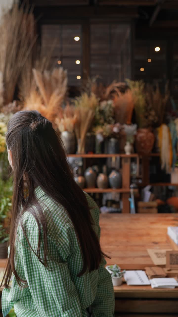 상점 에서 꽃 을 보는 여자