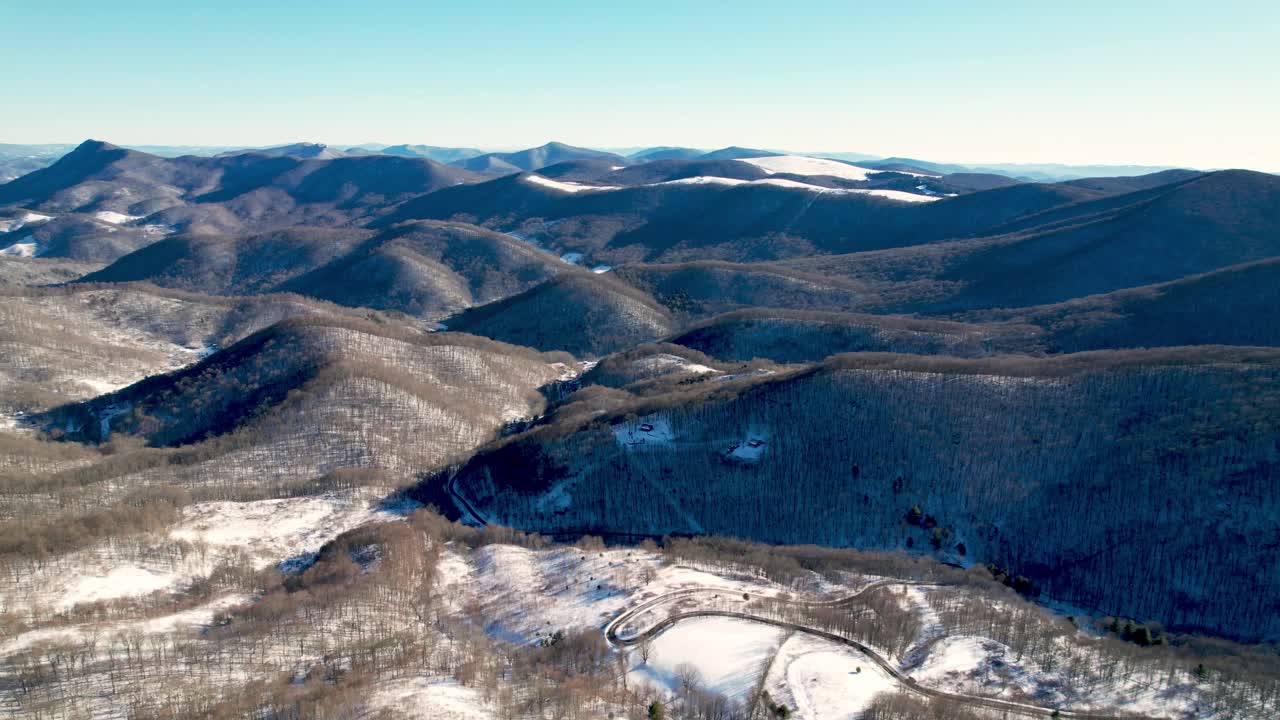 condado de watauga nc, antena de carolina del norte sobre montañas cubiertas de nieve