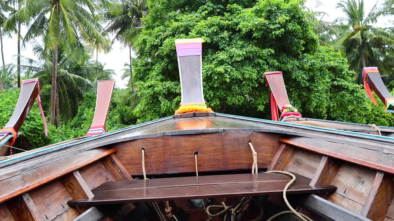 열대 환경 에서 나무 로 만든 롱테일 보트