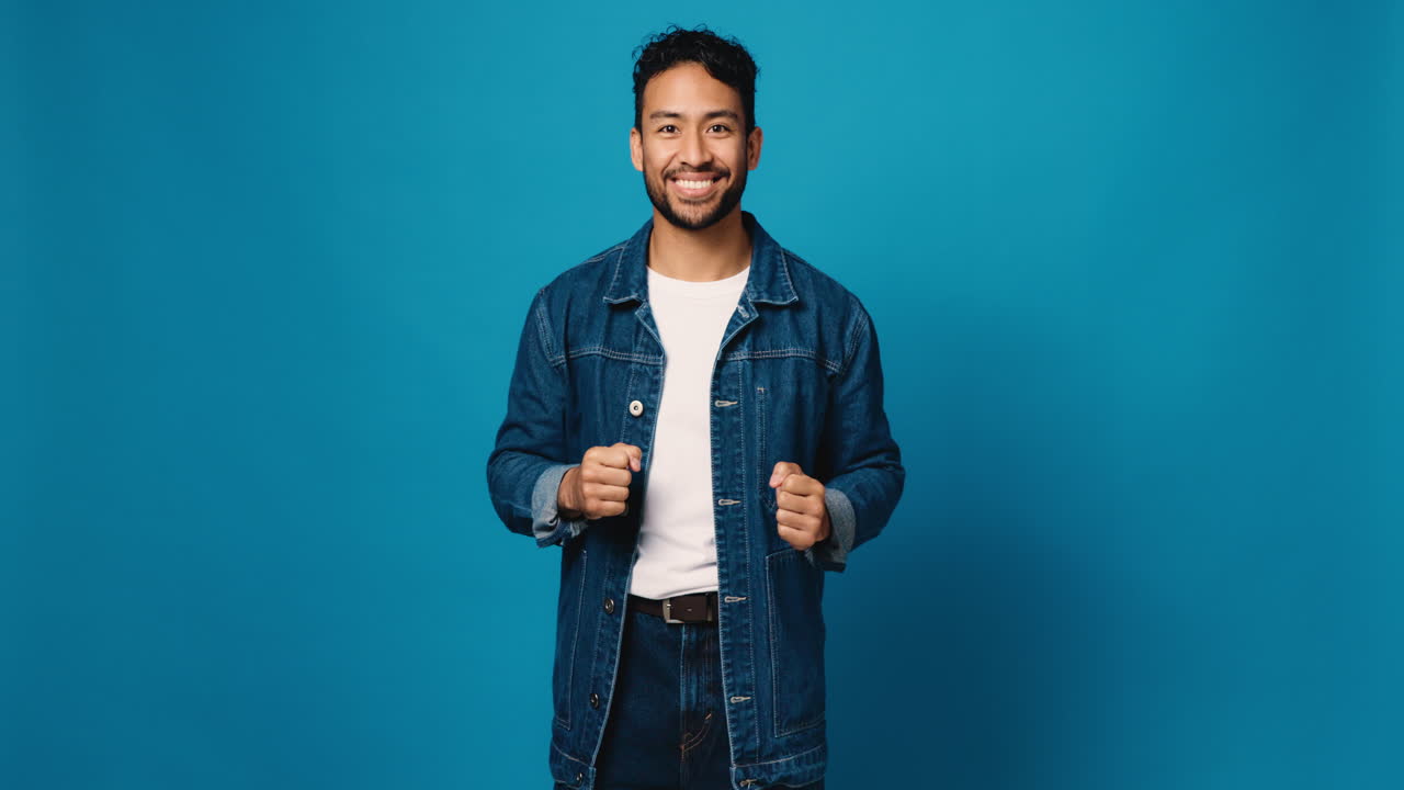 Mand i denimjakke peger opad