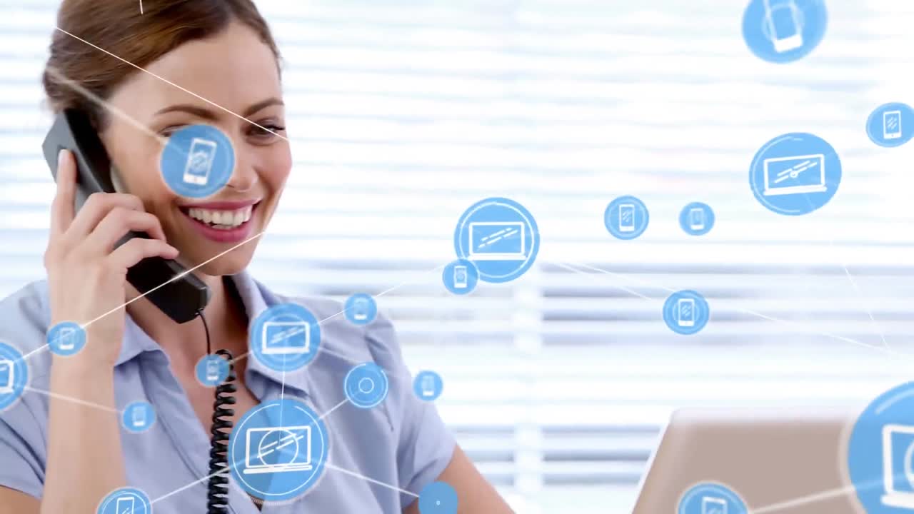 animación de una red de iconos digitales sobre una feliz mujer caucásica hablando por teléfono en la oficina