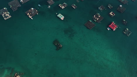 Schwimmende-Fischfarmen-Auf-Der-Meeresoberfläche-In-Südostasien