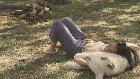 Joven-Mujer-Riéndose-Acostada-Con-Su-Gran-Perro-En-La-Hierba