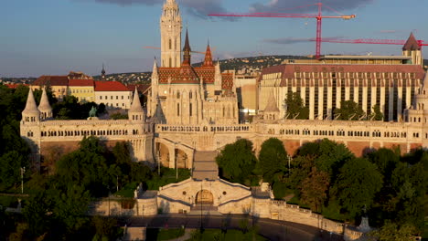 Reveladora-Toma-De-Drones-Del-Castillo-De-Buda-Y-La-Colina-Del-Castillo-En-Budapest,-Hungría