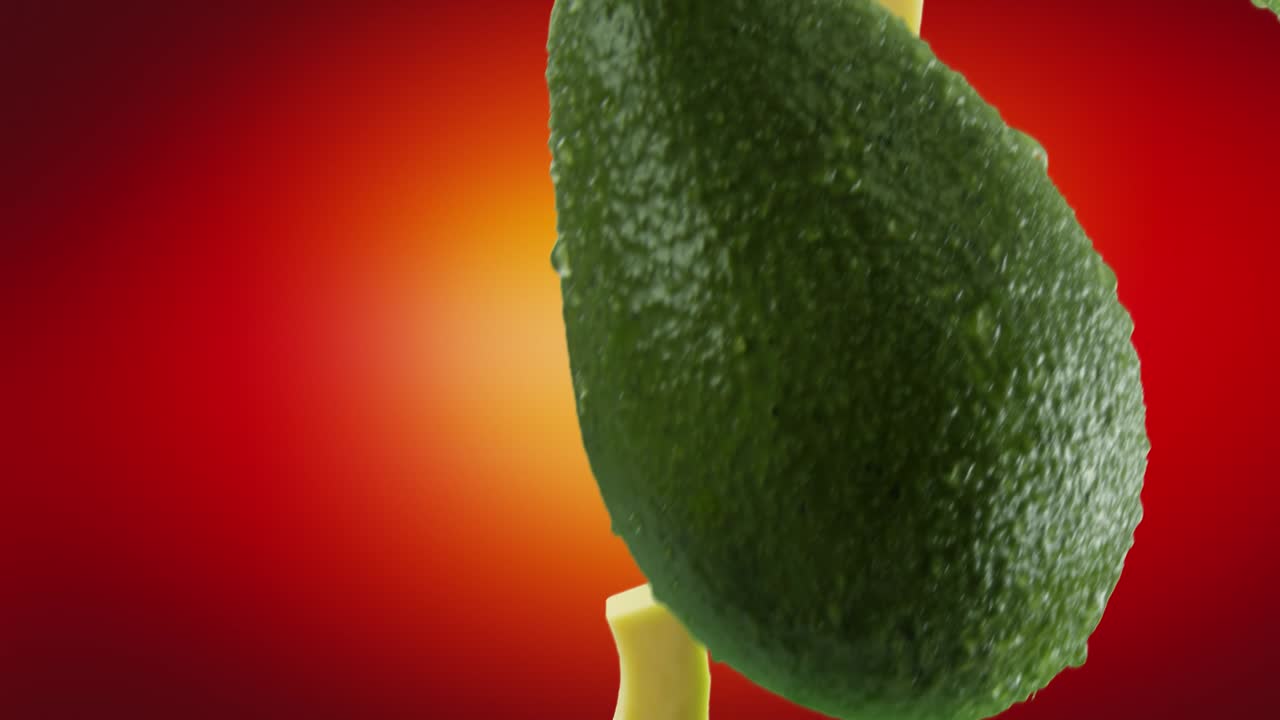 빨간색 바탕에 떨어지는 조각이 있는 아보카도