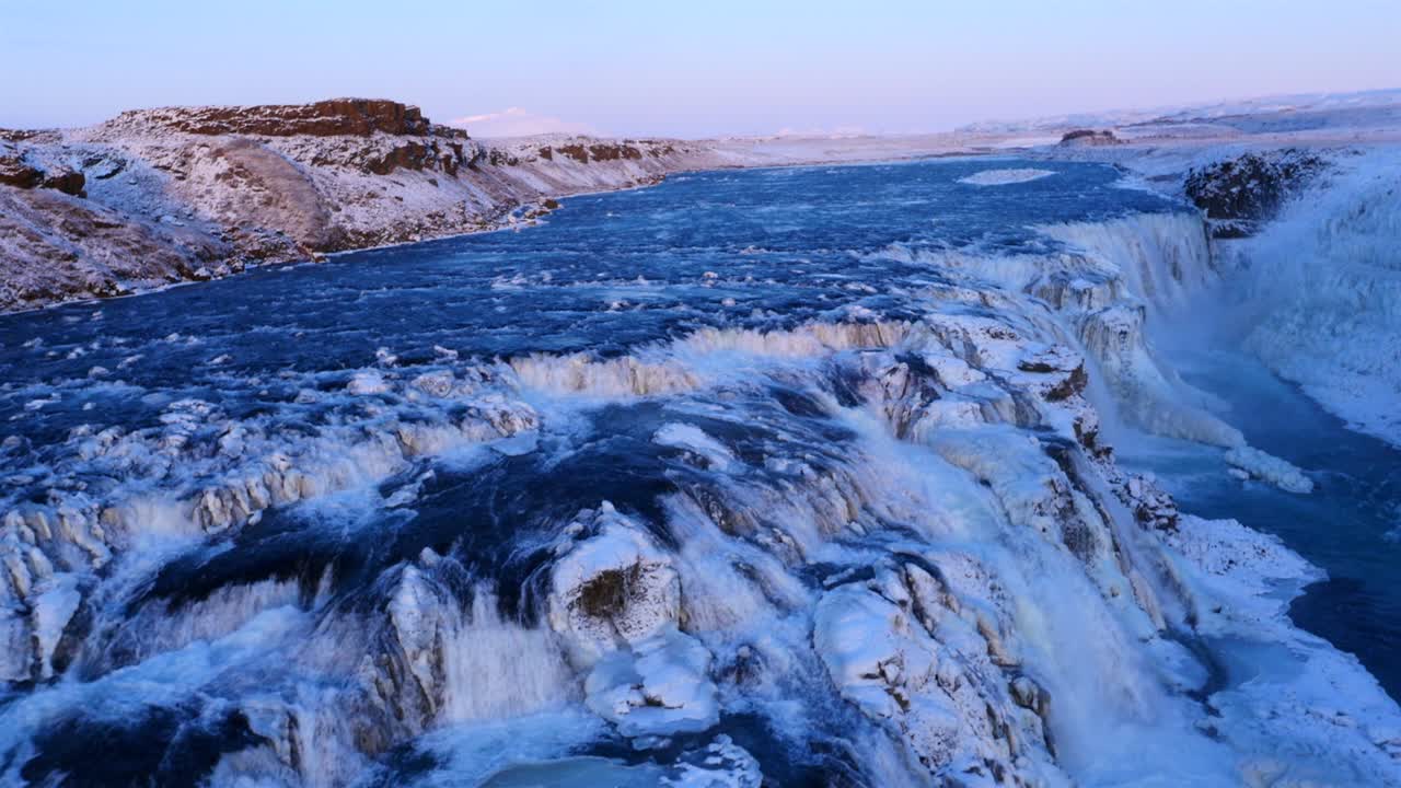아이슬란드의 얼어붙은 gullfoss 폭포와 야생 강의 공중 사진