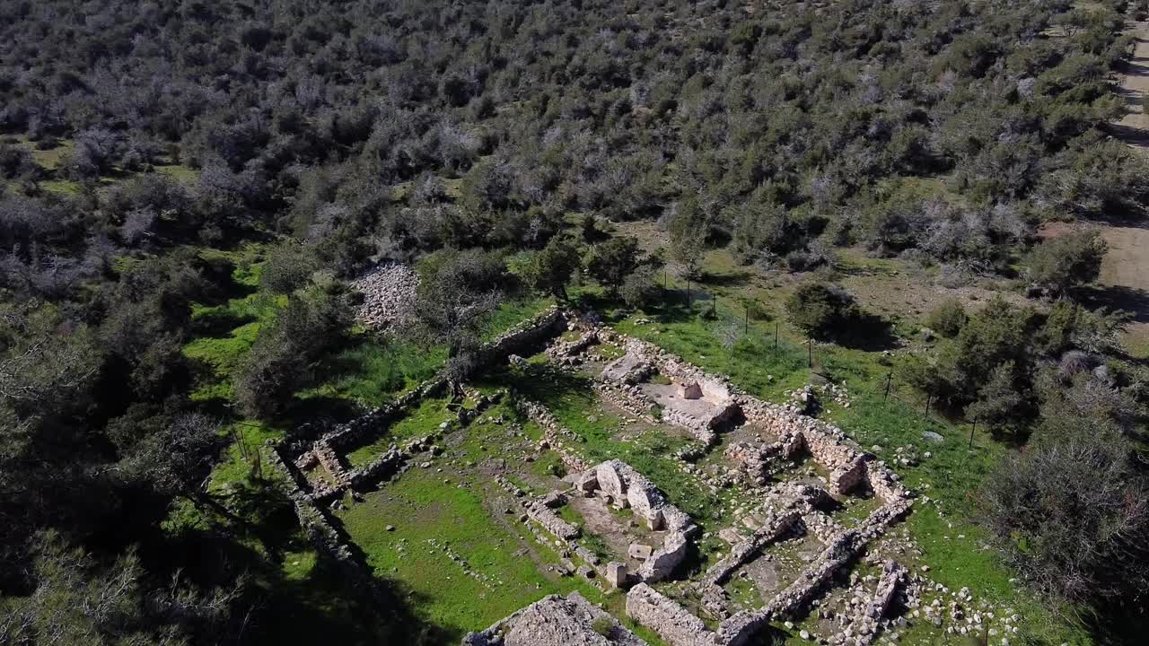 amplia toma aérea de drones sobrevolando las antiguas ruinas de pyrgos tis rigenas, monasterio bizantino de la torre rigena en akamas, chipre