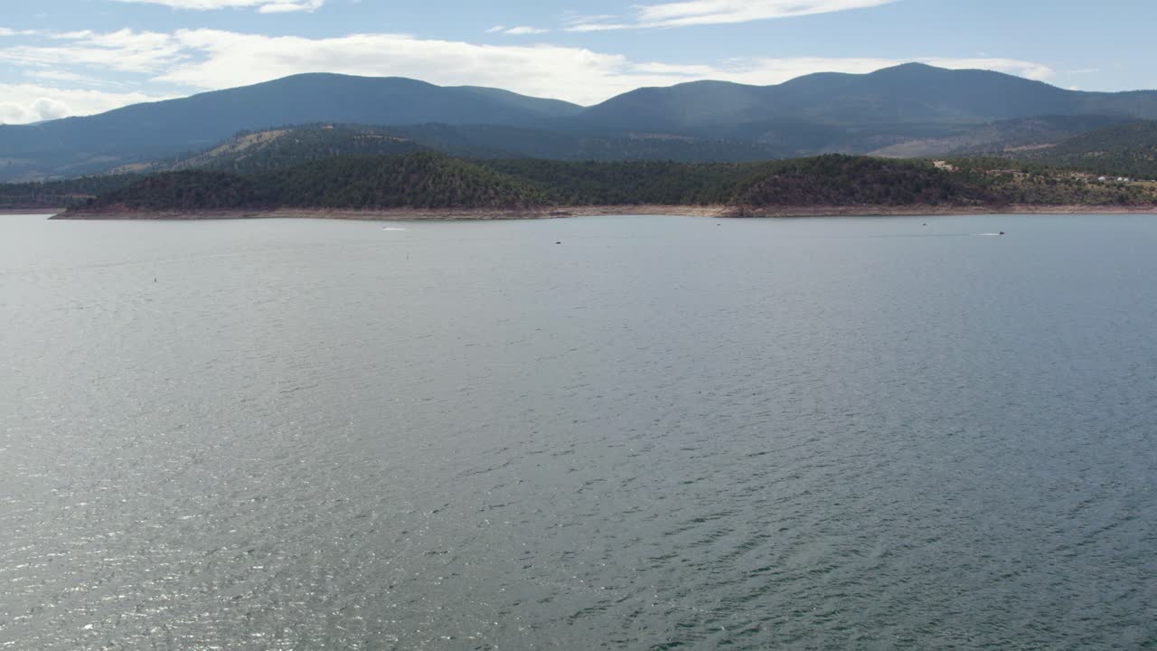 와이오밍에 있는 불타는 협곡 저수지 호수의 산의 경치, 공중