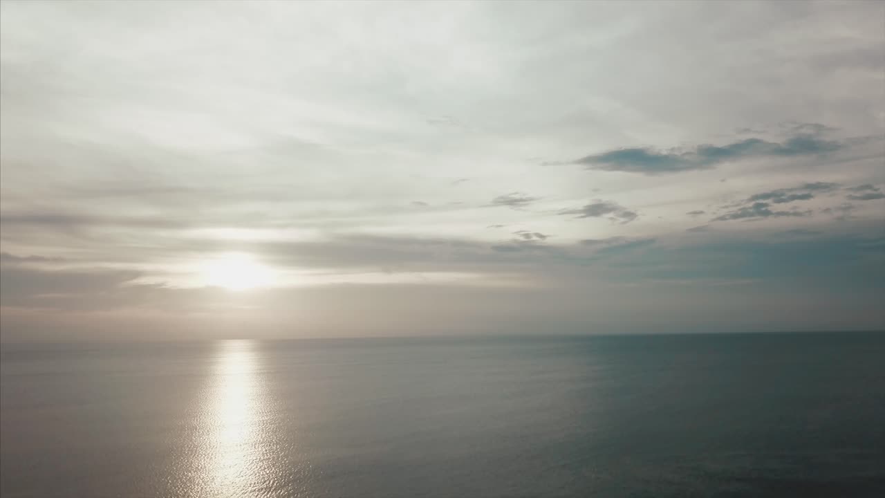 puesta de sol sobre el océano