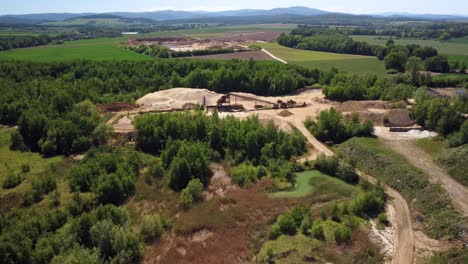 Una-Vista-Completa-De-La-Antigua-Cantera-De-Arena-Cerca-De-La-Ciudad-De-Prudnik,-Polonia---Toma-Aérea-De-Un-Drone