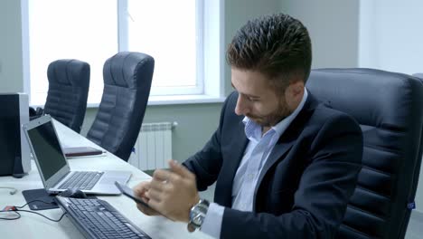 hombre de negocios estresado en la oficina