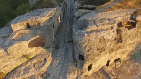 vista aérea de antiguas viviendas excavadas en la roca