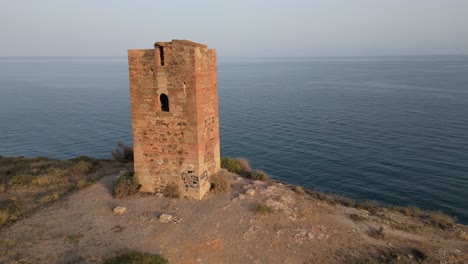 experimente la histórica torre de jaral en almayate bajo desde una fascinante vista de avión no tripulado