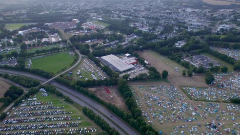 multitud de personas y coches estacionando para el festival de música al aire libre de vieilles charrues en francia
