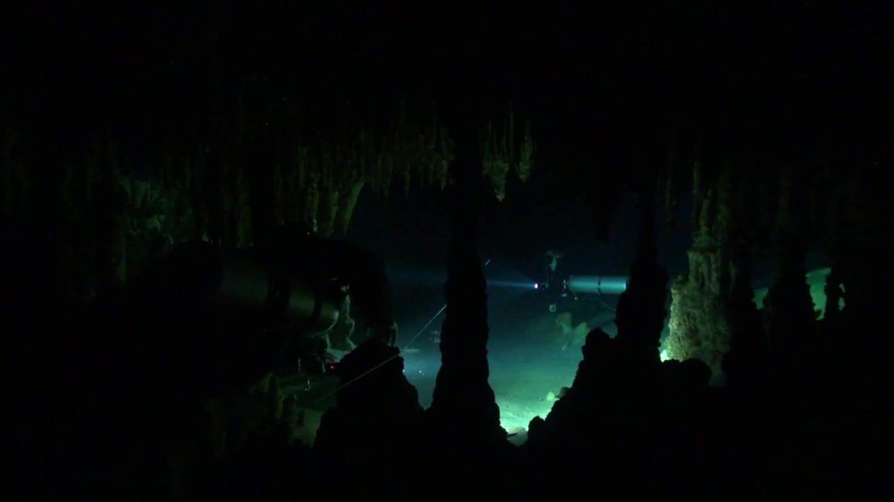 buceadores de cuevas y columnas impresionantes