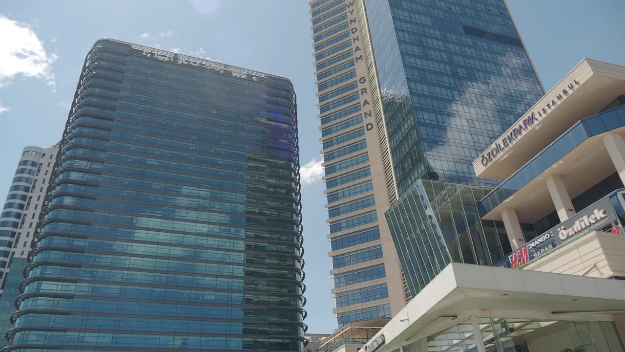 una vista del hotel wyndham grand istanbul en la ciudad de estambul.