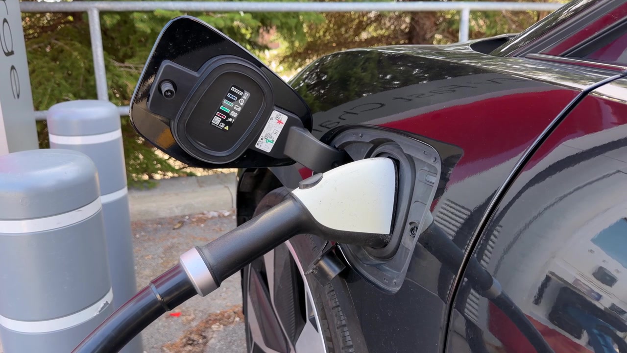 Elektrikli araç yolculuğu sırasında DCFC CCS fişine takılı Elektrikli Araç Hızlı Şarj Cihazı.