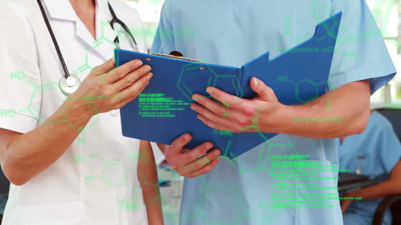 animación del procesamiento de datos sobre los médicos caucásicos hablando