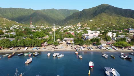 Direkt-Am-Strand-Gelegenes-Touristisches-Urlaubsziel-Santa-Marta,-Magdalena,-Kolumbien