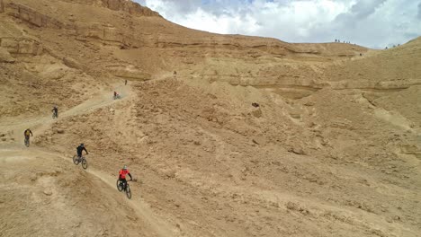 Imágenes-Aéreas-De-Un-Grupo-De-Ciclistas-Que-Recorren-Senderos-Para-Bicicletas-En-El-Desierto