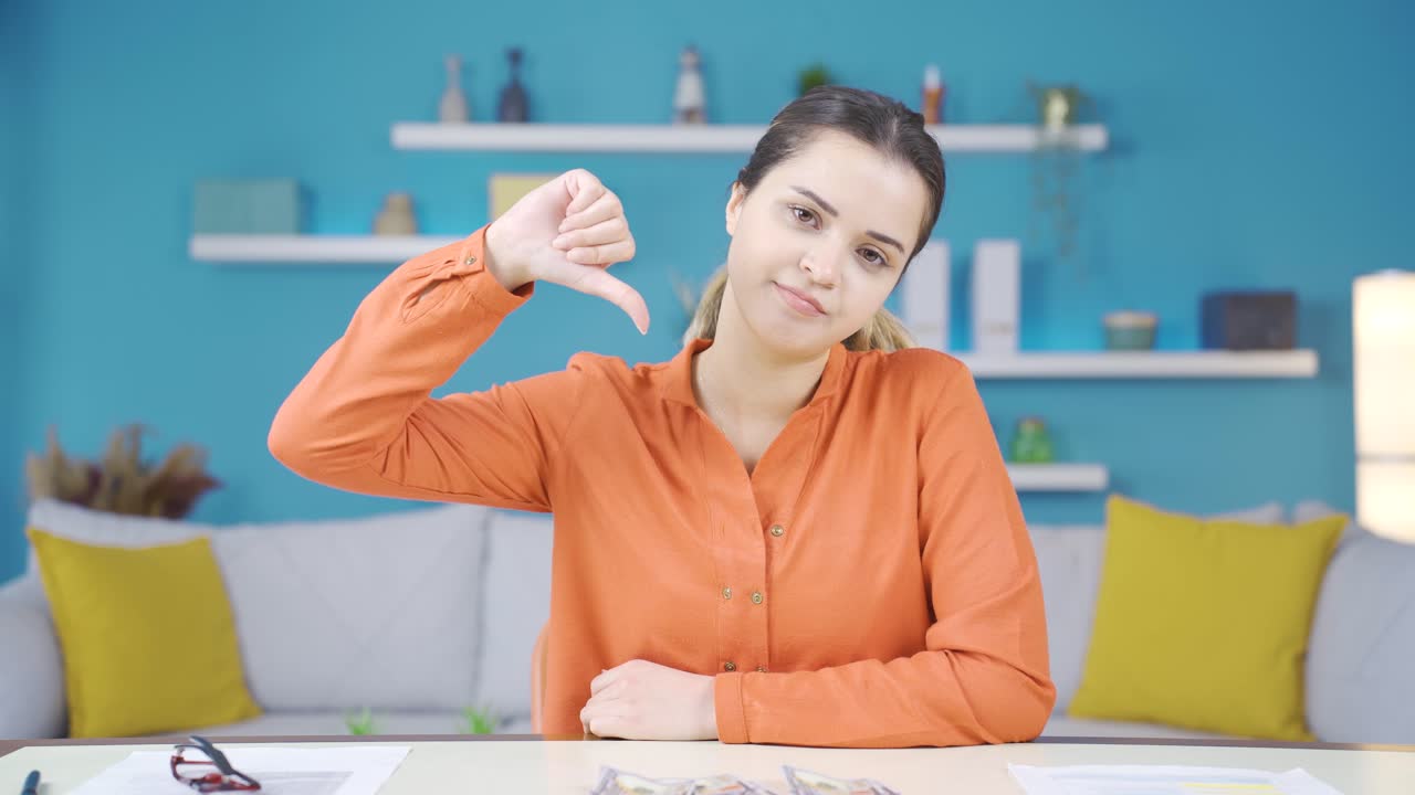 돈이 없기 때문에 슬퍼하는 젊은 여자는 불행합니다.