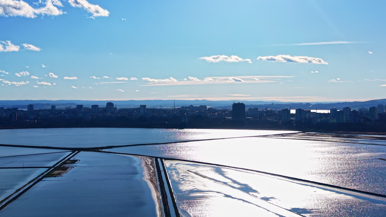 晴れた日の澄み切った空の下、広大な水面と都市の建物を見渡す眺め。