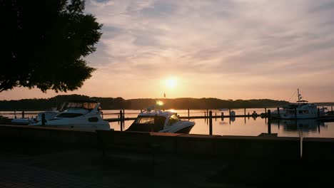 Sonnenaufgang-Am-örtlichen-Jachthafen