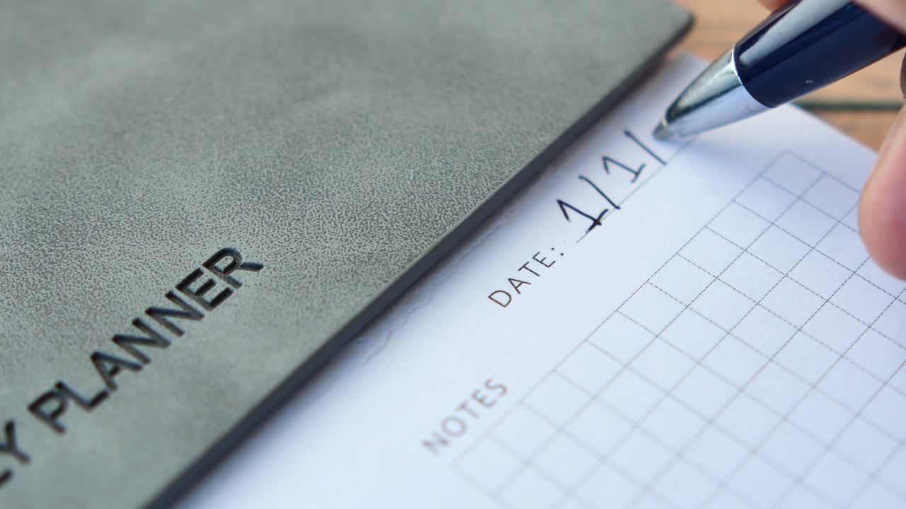 일일 계획서에 글을 쓰는 사람