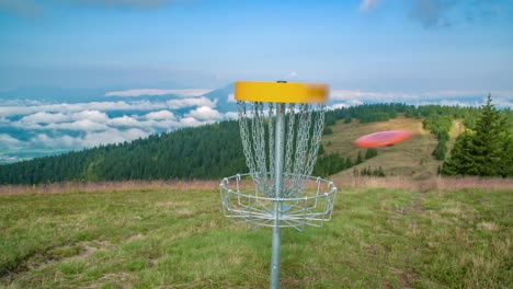 Frisbee-Golf-Target-O-Basket-Es-Lanzado-Por-Un-Frisbee-En-Un-Parque-Natural-Abierto