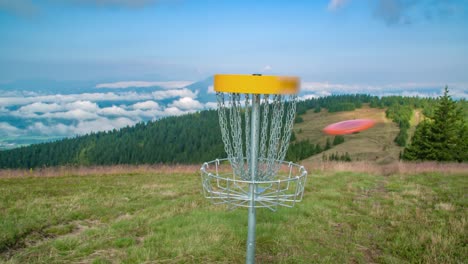 frisbee golf target o basket es lanzado por un frisbee en un parque natural abierto