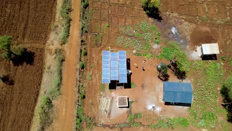 Vista-Aérea-De-Drones-En-Grandes-Paneles-Solares-En-Una-Granja-Solar-Al-Atardecer-Brillante