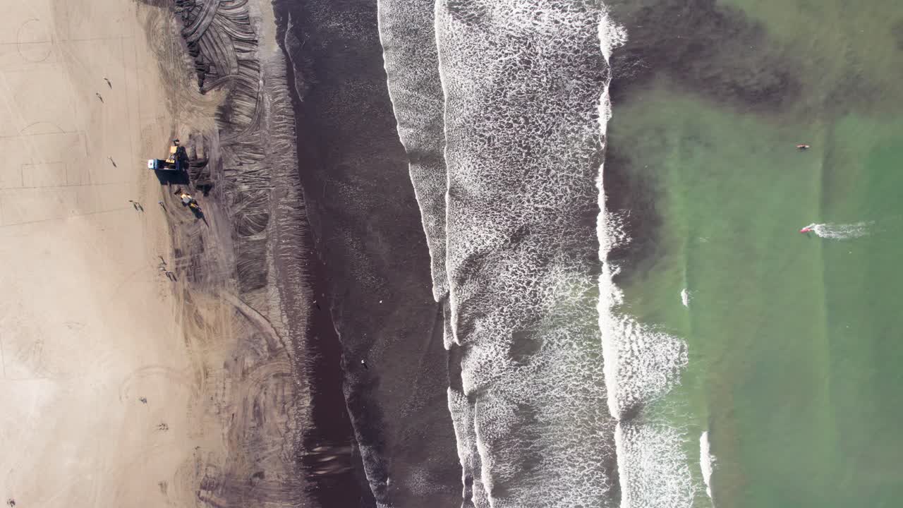 вертикальный вид на пляж, волны и пляж