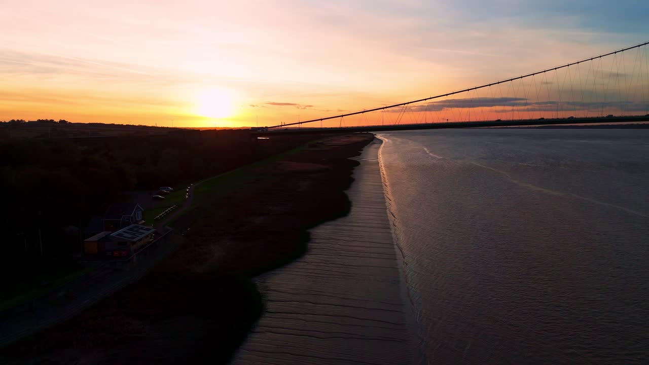 silueta del atardecer: puente humber y la danza fluida de los coches debajo en esta vista aérea