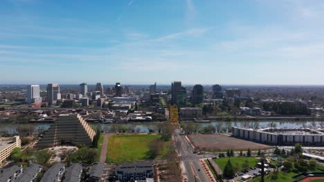 un drone de amplio ángulo volando hacia el centro de sacramento en un día soleado.