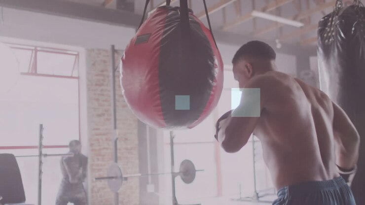 Boxer che avvia combo controllate e colpisce un sacco pesante, sincronizzando le sovrapposizioni di timing animate per il boxing