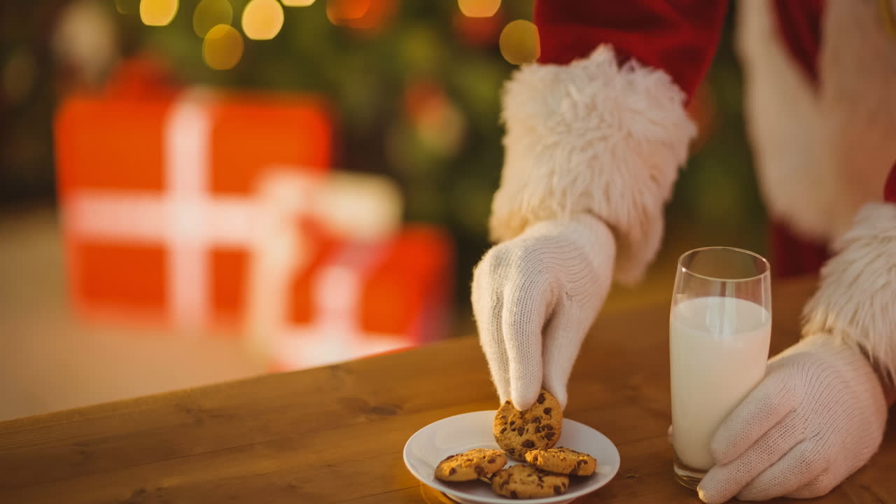 크리스마스 쿠키 를 접시 에서 가져가는 산타클로스 손 의 애니메이션