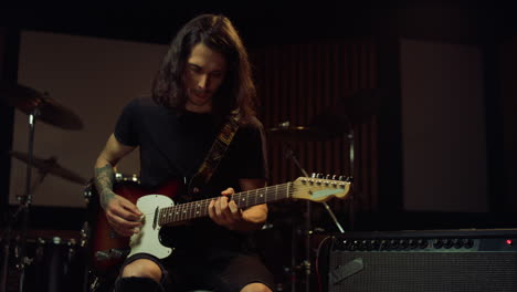 Compositor-Tocando-Canciones-En-La-Sala-De-Conciertos.-Guitarrista-Ensayando-En-El-Estudio-De-Grabación.