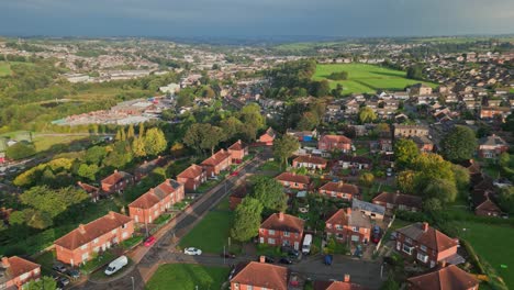 vivienda urbana en el reino unido: red brick council estate en yorkshire, capturado por un avión no tripulado en la cálida luz del sol de la mañana, mostrando casas y personas en calles bulliciosas