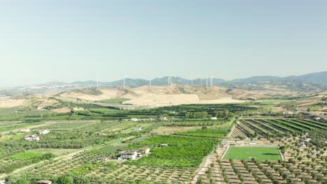 Vista-Panorámica-De-La-Costa-De-Calabria,-Campos-De-Olivos,-Campos-Agrícolas-Y-Turbinas-Eólicas-En-El-Fondo,-Calabria,-Italia