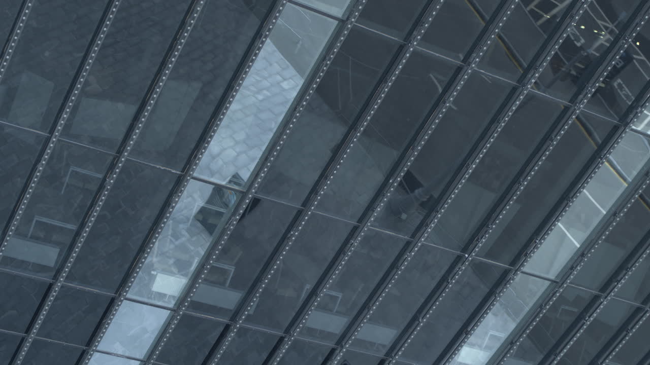 반사와 함께 현대적인 사무실 건물 전면