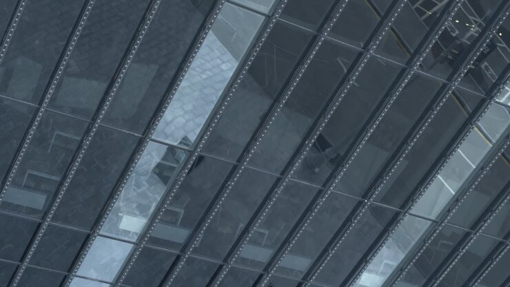 Facciata di un moderno edificio per uffici con riflessi