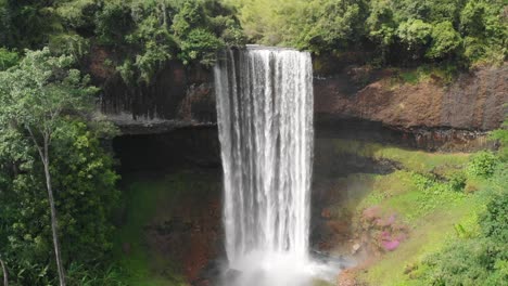laos tad tayicsua cascada aérea drone vista en cámara lenta, de popular destino turístico cerca de la meseta de bolaven