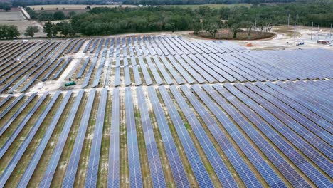paneles solares sobrevuelan