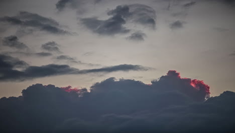 Movimiento-De-Nube-Oscura-De-Tiro-De-ángulo-Bajo-En-Timelapse-Sobre-El-Cielo-De-La-Tarde