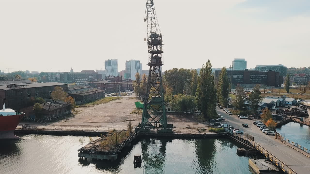 조선소 부두에서 대형 크레인 주위를 비행하는 드론