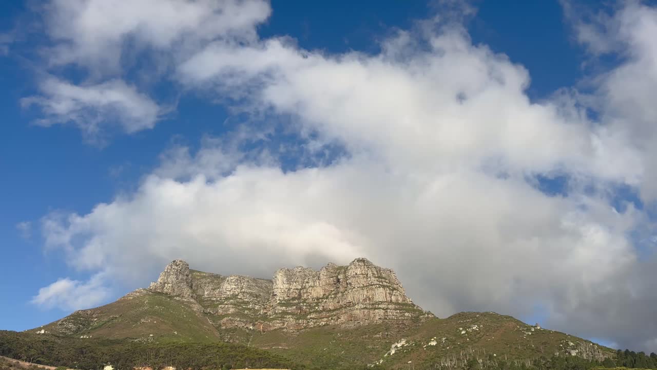 Pico de montaña con vistas a Hout Bay y Llandudno cerca de Ciudad del Cabo, Sudáfrica