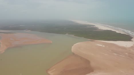 Luftaufnahme:-Kitesurfen-Im-Flussdelta-Von-Parnaiba,-Nordbrasilien