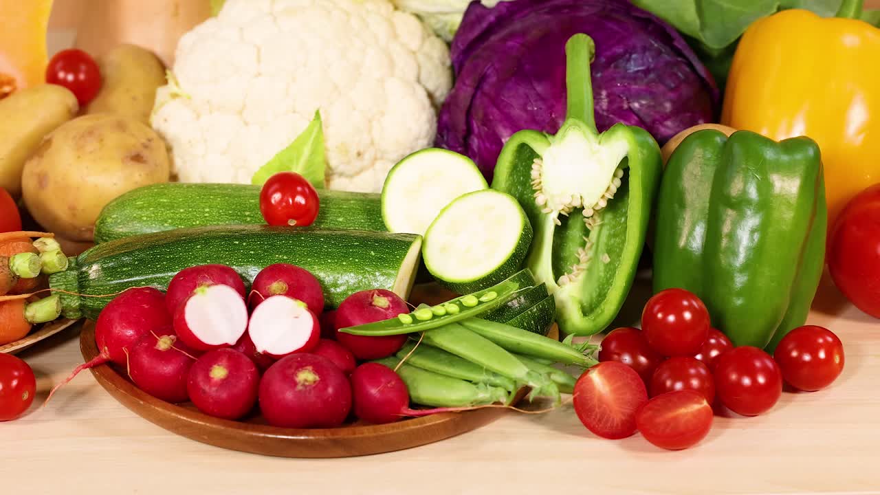una vibrante exhibición de una variedad de verduras frescas