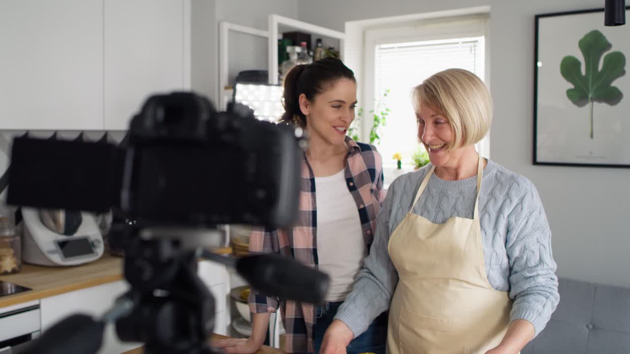 Vídeo de duas mulheres assando para as redes sociais
